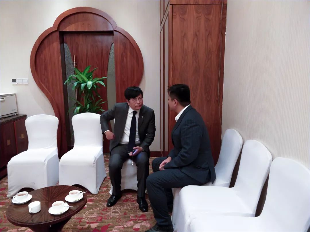 中国旅游研究院院长戴斌先生（左）与驴迹科技创始人兼CEO臧伟仲先生（右）进行行业探讨